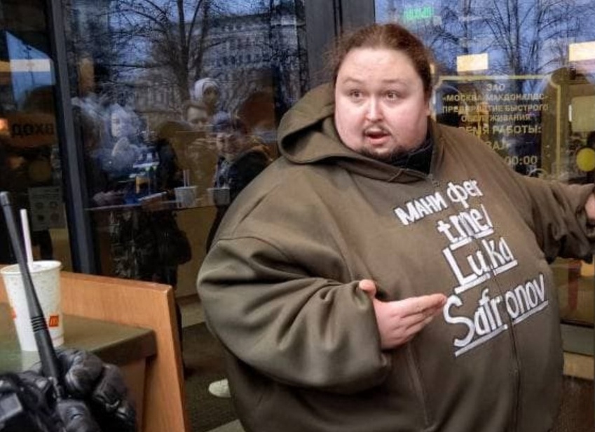 270-килограммовый Лука Сафронов приковал себя наручниками к двери McDonalds в знак протеста