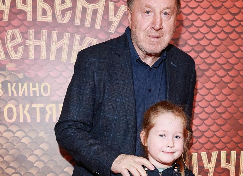 75-летний Владимир Стеклов вывел в свет 5-летнюю дочь